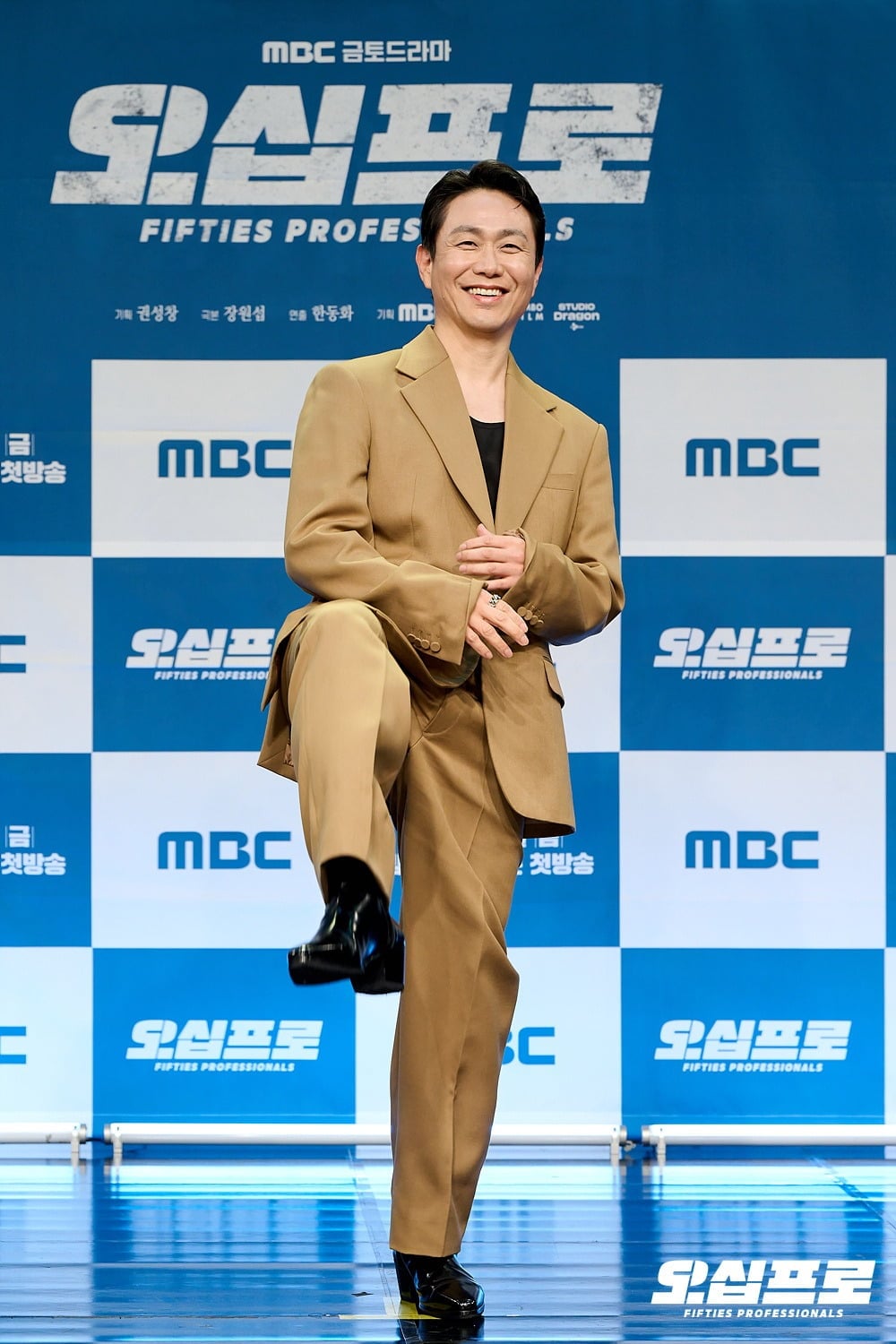 극 중 봉제순 역을 맡은 오정세가 제작발표회에서 포즈를 취하고 있다. / 사진제공=MBC '오십프로'