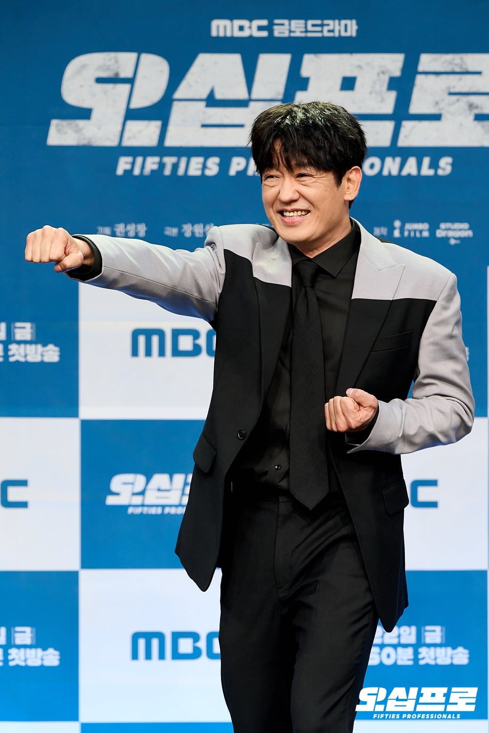 극 중 강범룡 역을 맡은 허성태가 제작발표회에서 포즈를 취하고 있다. / 사진제공=MBC '오십프로'