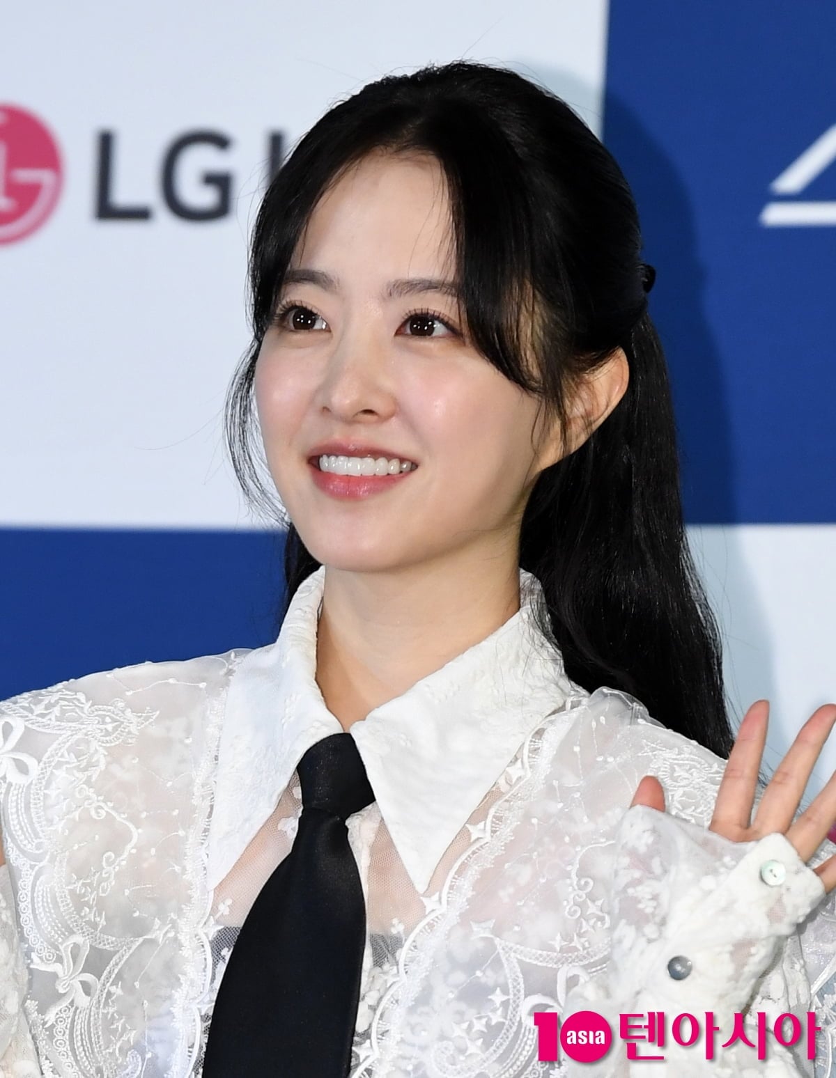 배우 박보영이 취재진을 향해 포즈를 취하고 있다./텐아시아 DB