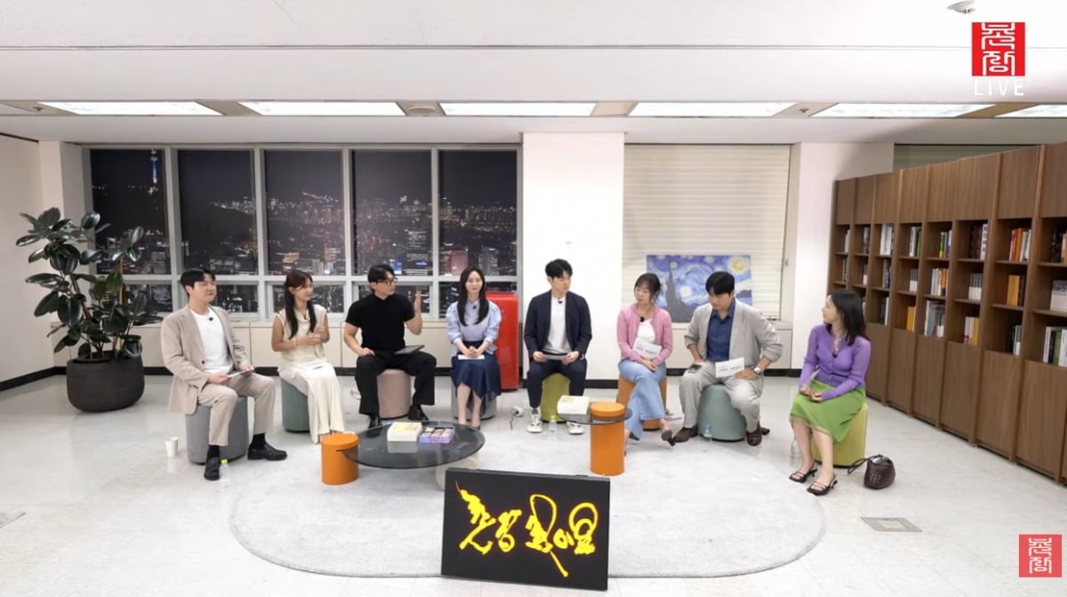 '나솔사계' 20기 영식과 최종 커플이 된 25기 영자가 계약 위반 사유로 라이브 방송에 불참했다./사진=유튜브 채널 촌장엔터테인먼트
