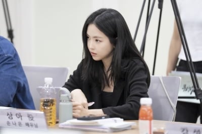 '윤보미 결혼식 불참' 손나은, 소지섭 손잡았다…에이핑크 탈퇴 5년 차에 '김부장' 출연 확정