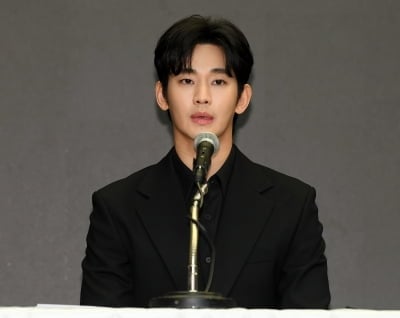 [공식] 김수현, 1년 만에 혐의 벗었다…소속사 "믿고 기다려주셔서 감사해"