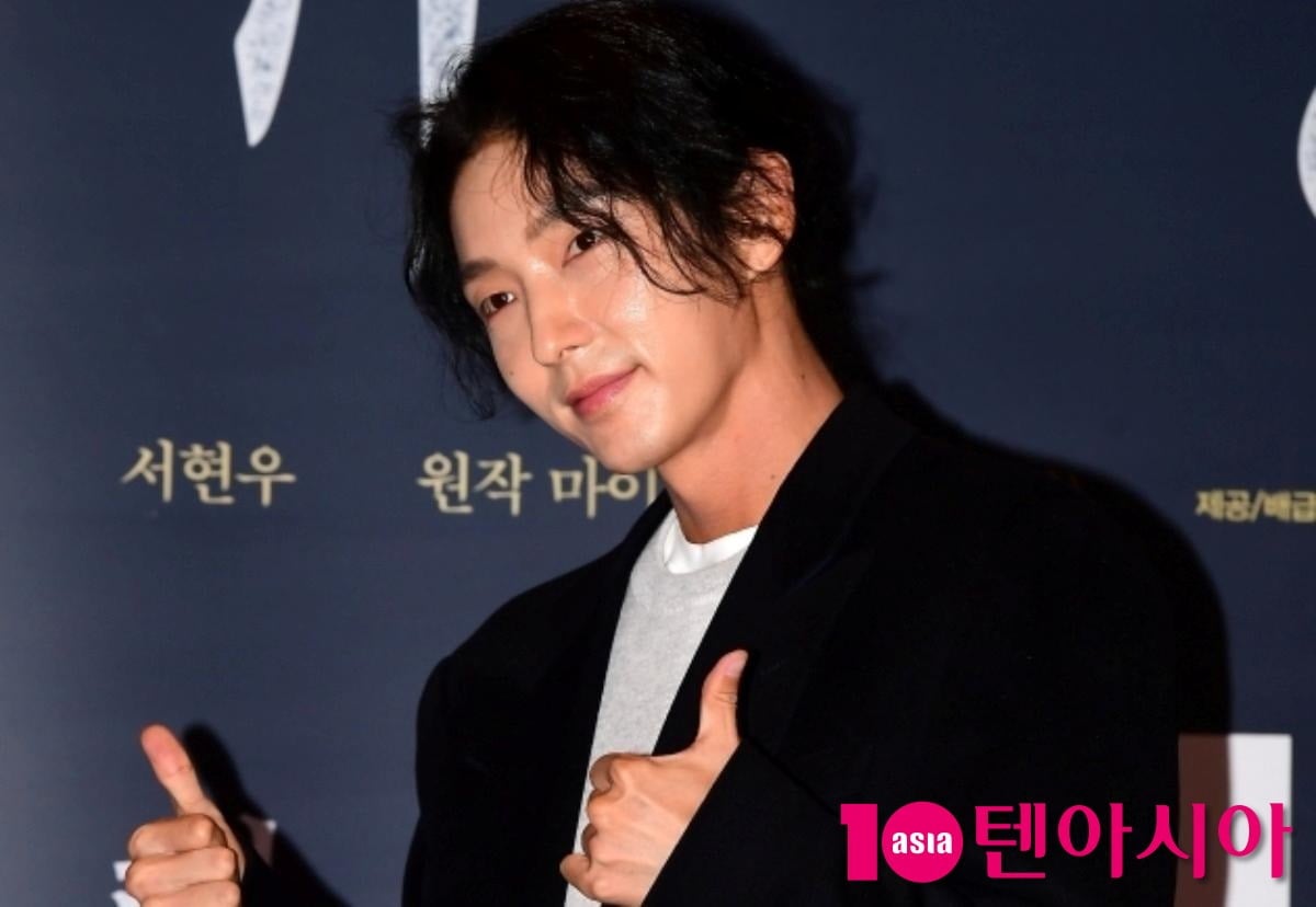 이준기가 행사에 참석해 엄지 척 포즈를 취하고 있다. / 사진=텐아시아DB