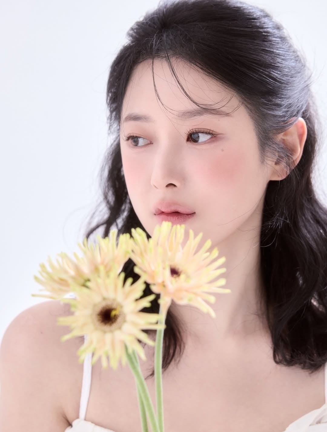 25기 영자가 방송 불참과 계약 위반 논란에 관해 입장을 밝혔다./사진=25기 영자 SNS