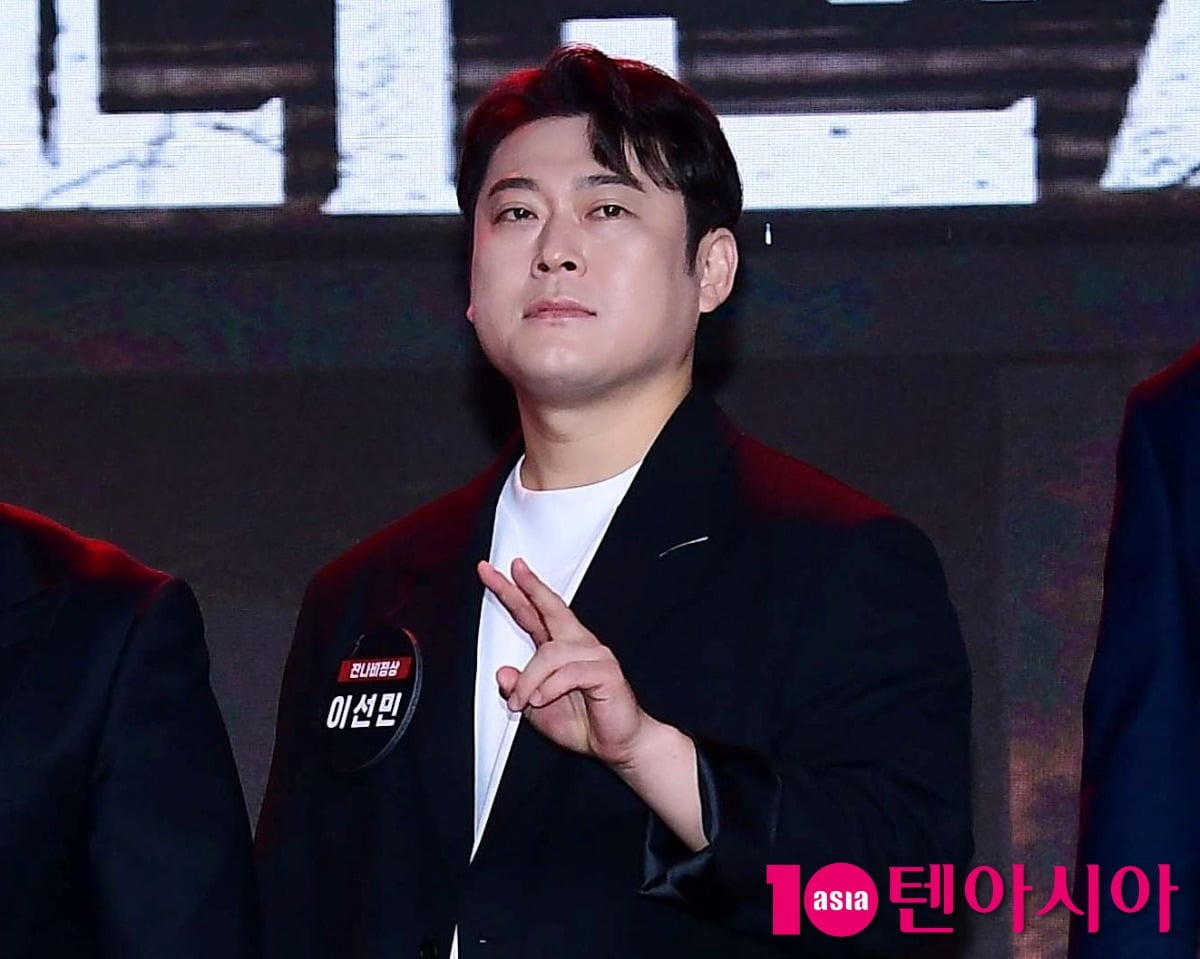 이선민이 행사에 참석해 브이 포즈를 취하고 있다. / 사진=텐아시아DB