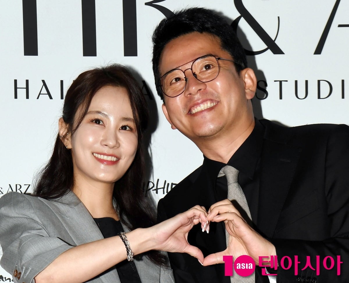 김준호, 김지민 부부가 공식 행사에서 포즈를 취하고 있다. / 사진=텐아시아DB