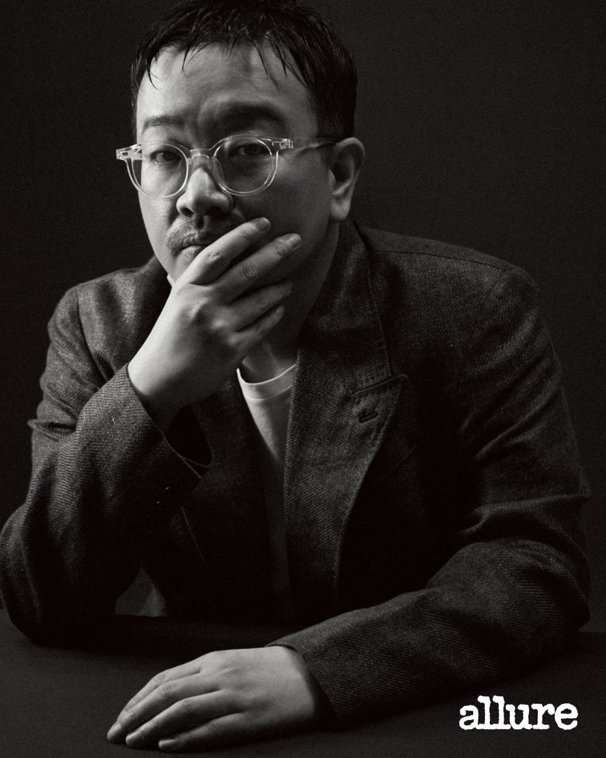 연상호 감독이 진중한 눈빛을 하고 있다. / 사진제공=얼루어 코리아