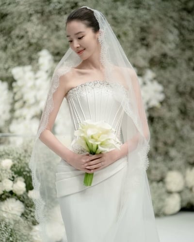 아이린, 결혼 사진 깜짝 공개…"내 최고의 선택"