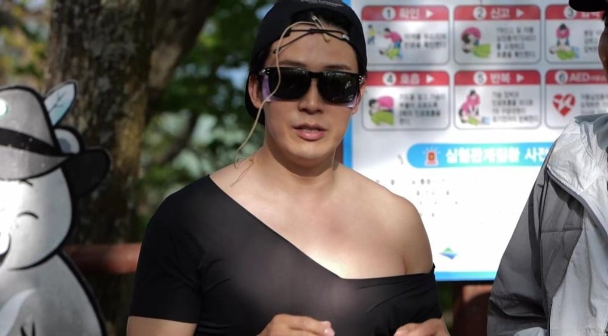 허경환이 '최우수산'에서 산을 오르며 상의 탈의를 감행한다. / 사진제공=MBC