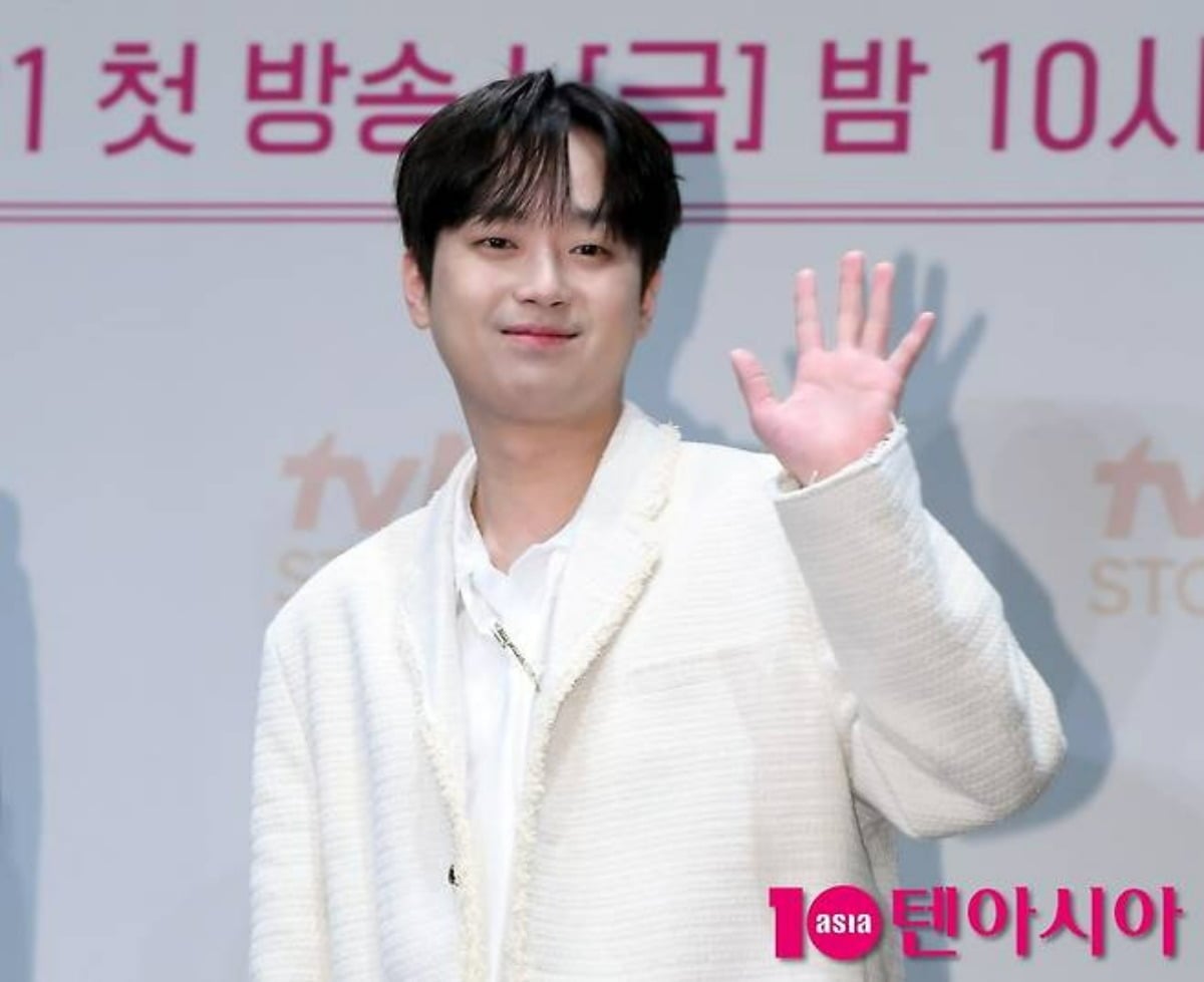 가수 이찬원이 취재진 앞에서 포즈를 취하고 있다. / 사진=텐아시아DB