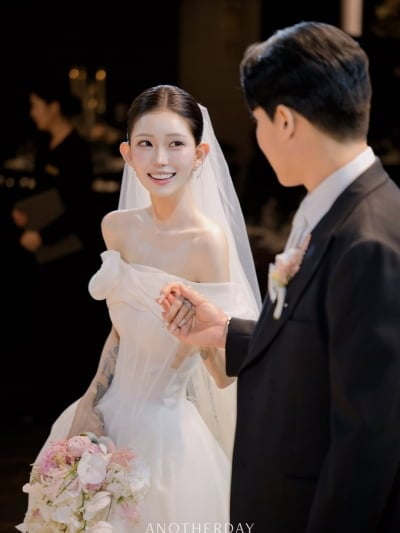 '故 최진실 딸' 최준희, 본식 사진 모조리 공개했다…'11살 연상' 신랑에 애정 '뚝뚝'