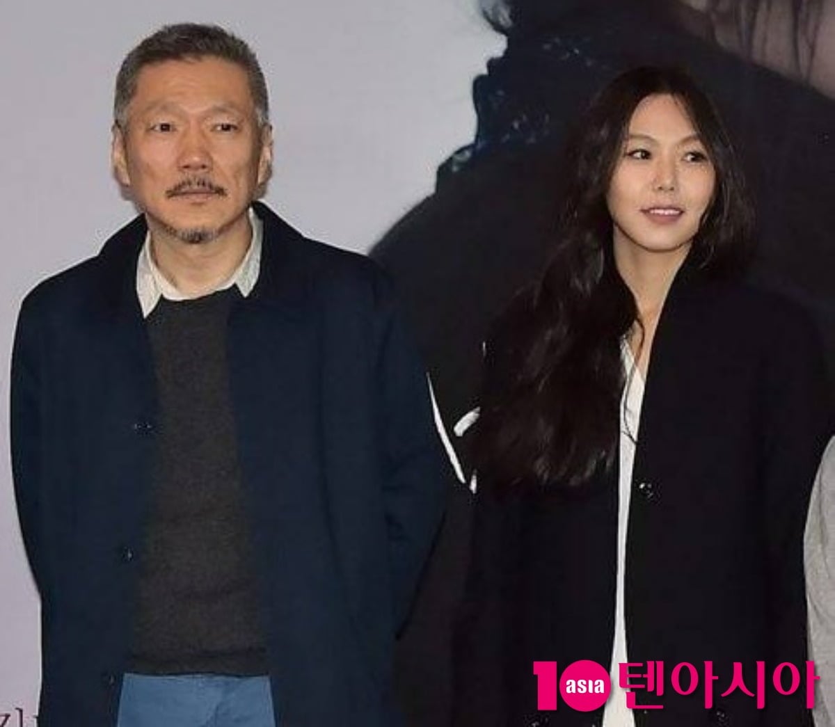 홍상수 감독과 김민희 배우가 공식석상에서 미소를 보이고 있다. / 사진=텐아시아 DB