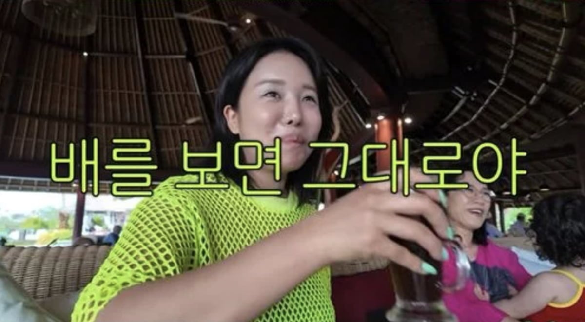 크리에이터 랄랄이 발리 가족 여행 중 때아닌 둘째 임신 의혹을 받아 웃음을 선사했다.
사진=유튜브 채널 '랄랄ralral'