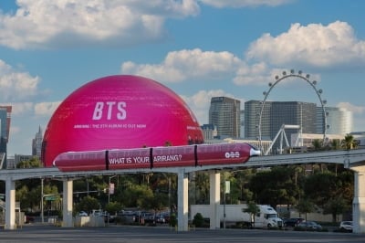 BTS, 라스베이거스서 하루 6만명 모으더니…도시 전체 붉게 물들였다