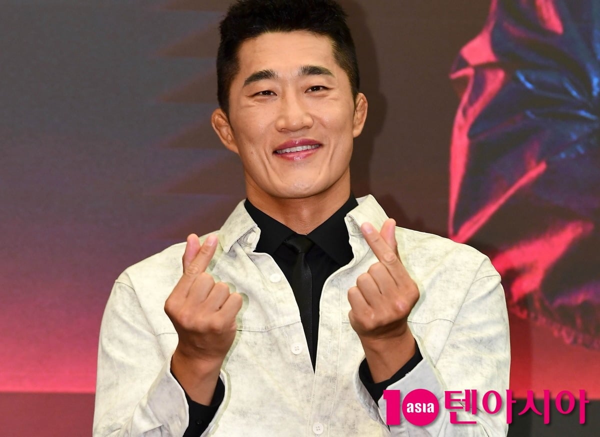 김동현이 손하트 포즈를 취하고 있다./사진=텐아시아DB