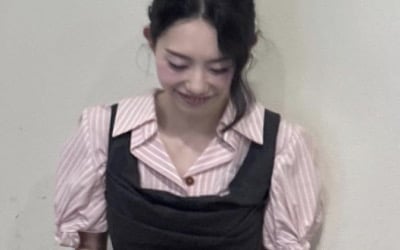 "얼마나 마른 거야"…김소혜, 계단 손잡이 틈에 들어가고도 여유로운 '개미 허리'