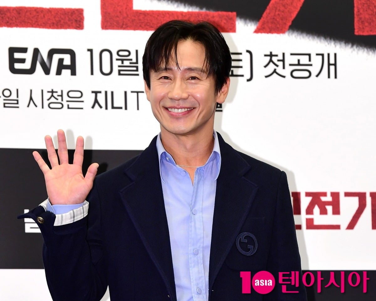 신하균이 행사에 참석해 손인사를 하고 있다. / 사진=텐아시아DB
