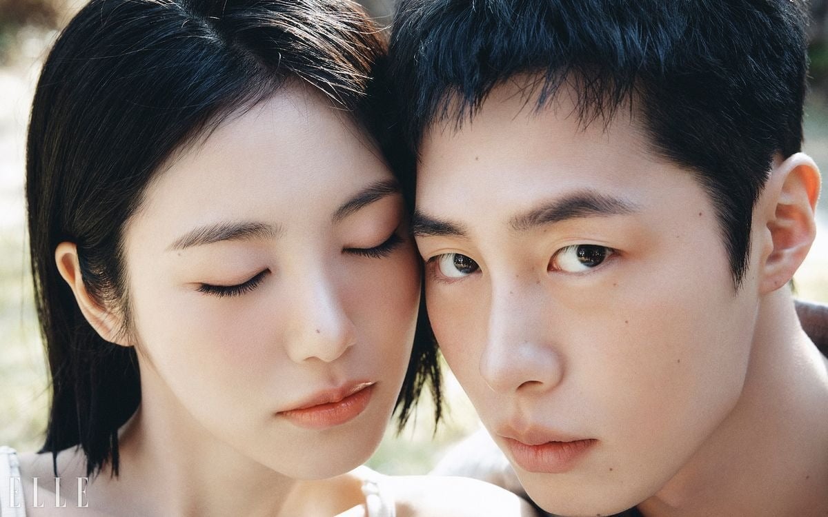 이재욱과 신예은이 커플 화보를 통해 현실 커플 못지않은 로맨틱한 케미스트리를 선보였다./사진제공=엘르