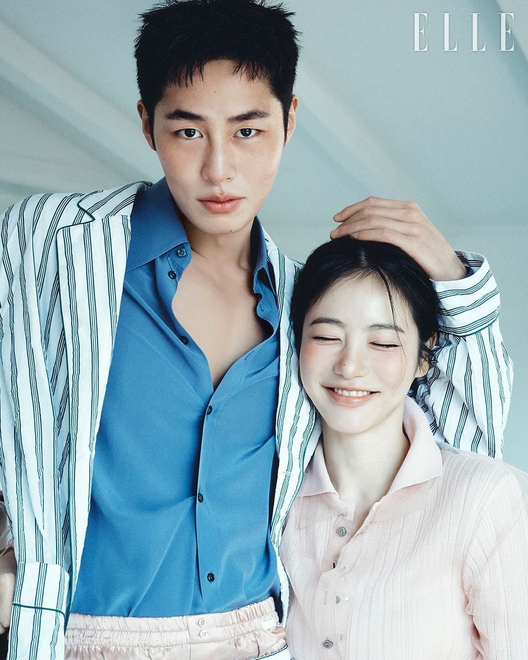 이재욱과 신예은이 커플 화보를 통해 현실 커플 못지않은 로맨틱한 케미스트리를 선보였다./사진제공=엘르