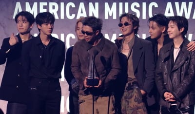 '올해의 아티스트' 방탄소년단, 'AMA' 3관왕 경사…"우리 아미 상 받았네"