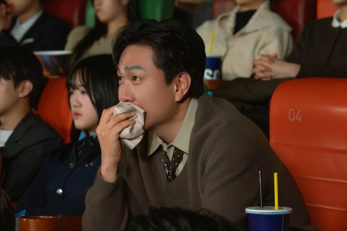 오정세가 '날씨가 만들어드립니다'를 보고 울고 있다./사진제공=스튜디오 피닉스, SLL, 스튜디오 플로우