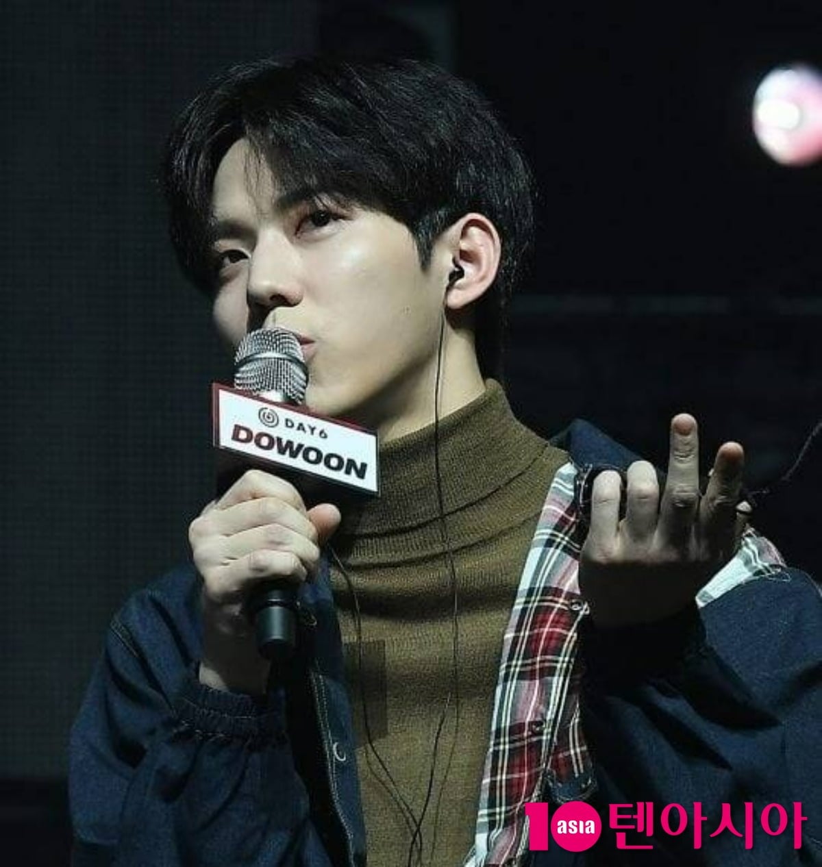 그룹 데이식스 멤버 도운이 공식석상에서 마이크를 들고 이야기를 하고 있다. / 사진=텐아시아 DB