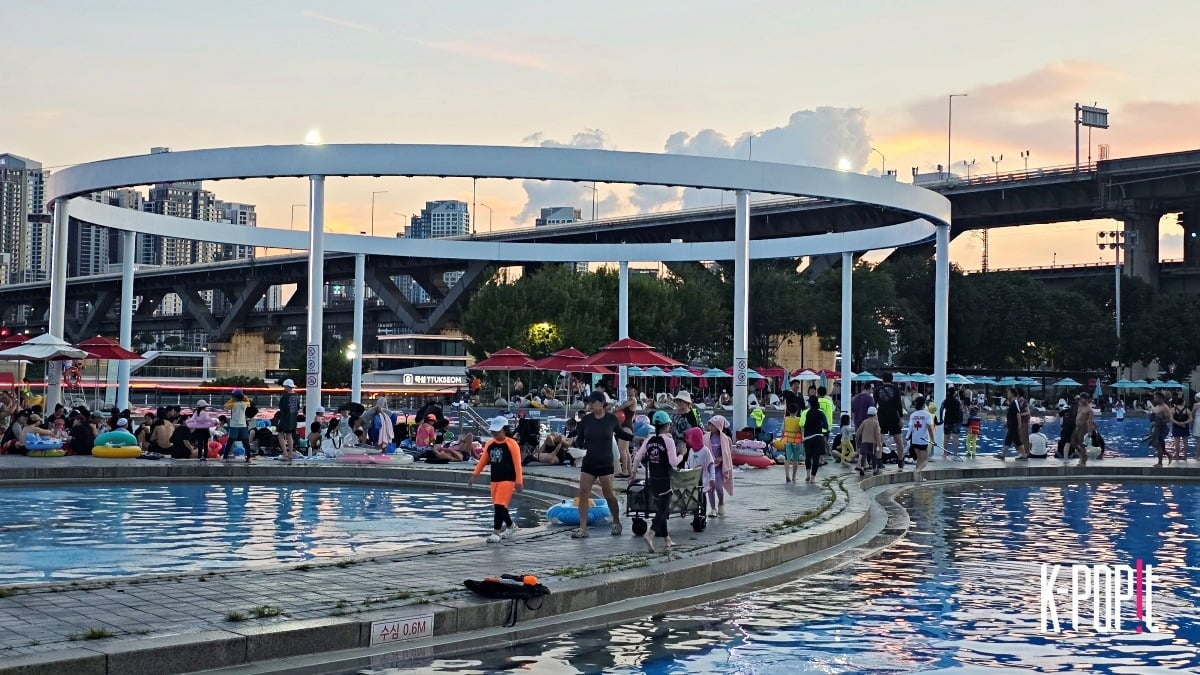 A view of the swimming pool operating only during the summer at Seoul Hangang Park.