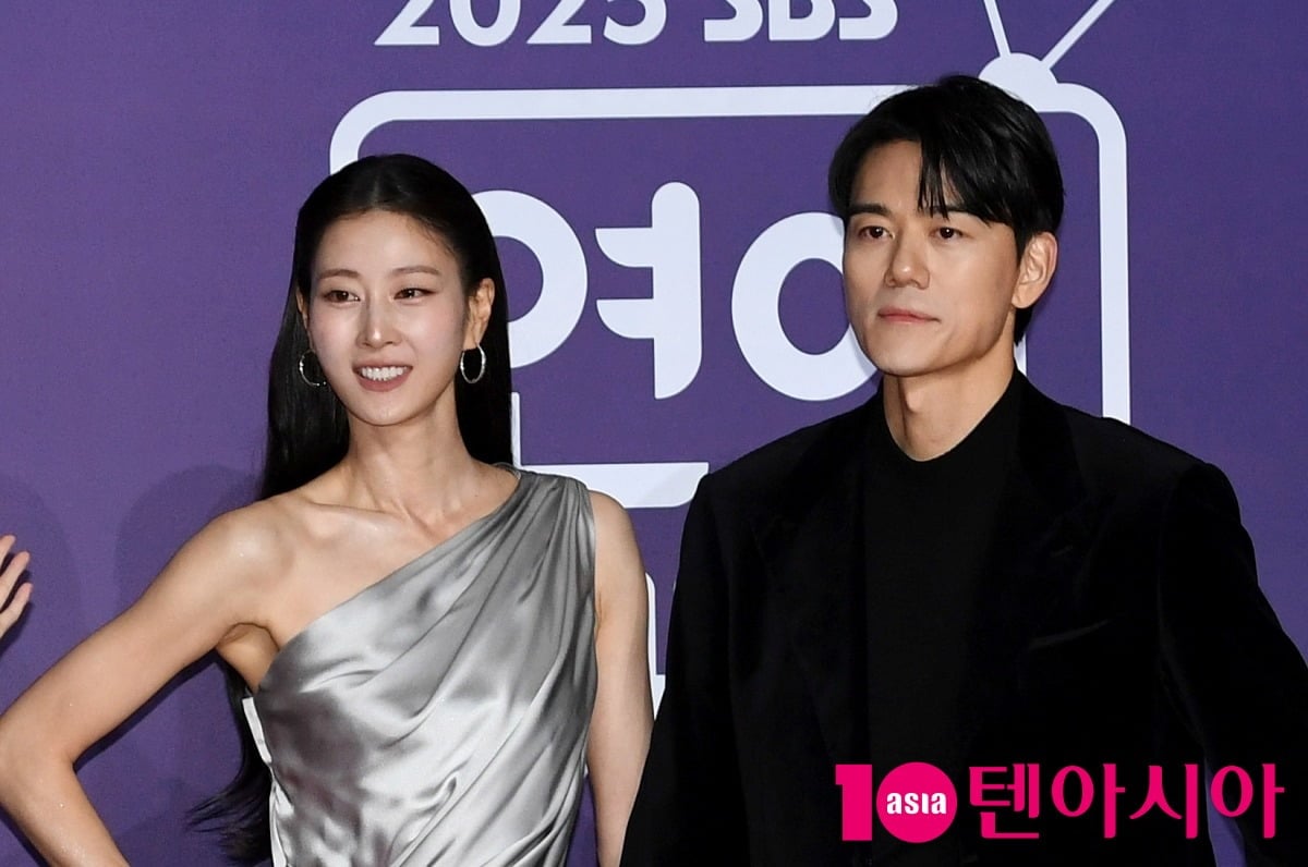 이현이, 홍성기 부부가 공식 행사에서 포즈를 취하고 있다. / 사진=텐아시아 DB