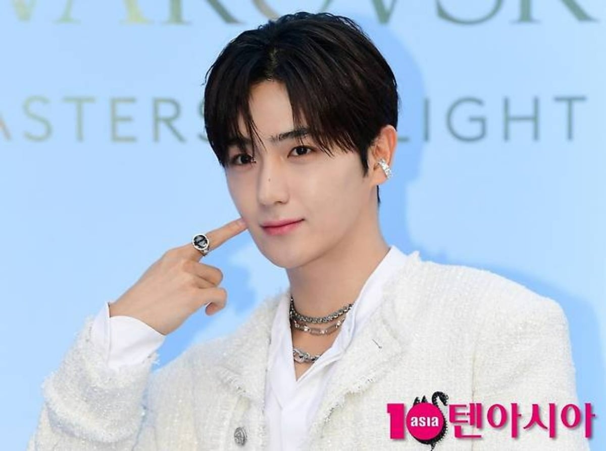 더보이즈 현재가 취재진 앞에서 포즈를 취하고 있다. / 사진=텐아시아DB