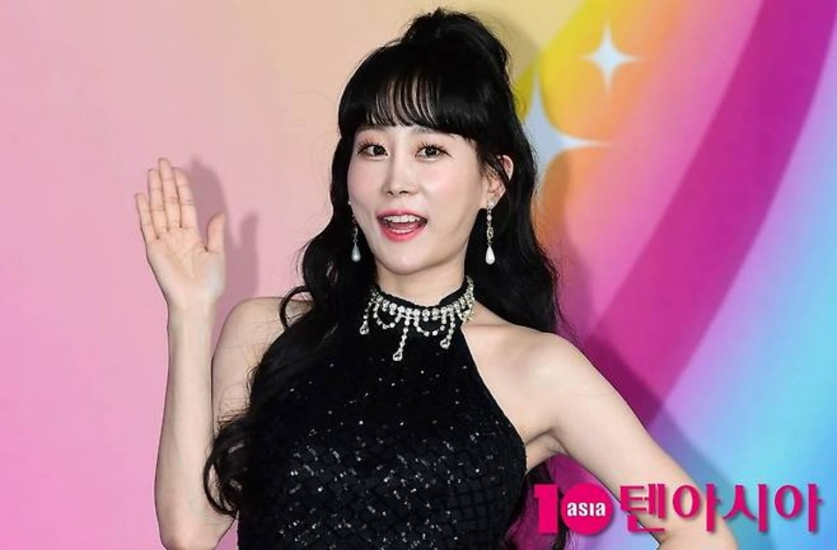 트로트 가수 김의영이 취재진 앞에서 포즈를 취하고 있다. / 사진=텐아시아DB
