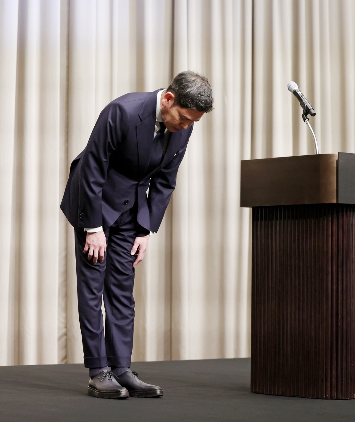 Shinsegae Group Chairman Chung Yong-jin apologizing for Starbucks Korea's inappropriate marketing