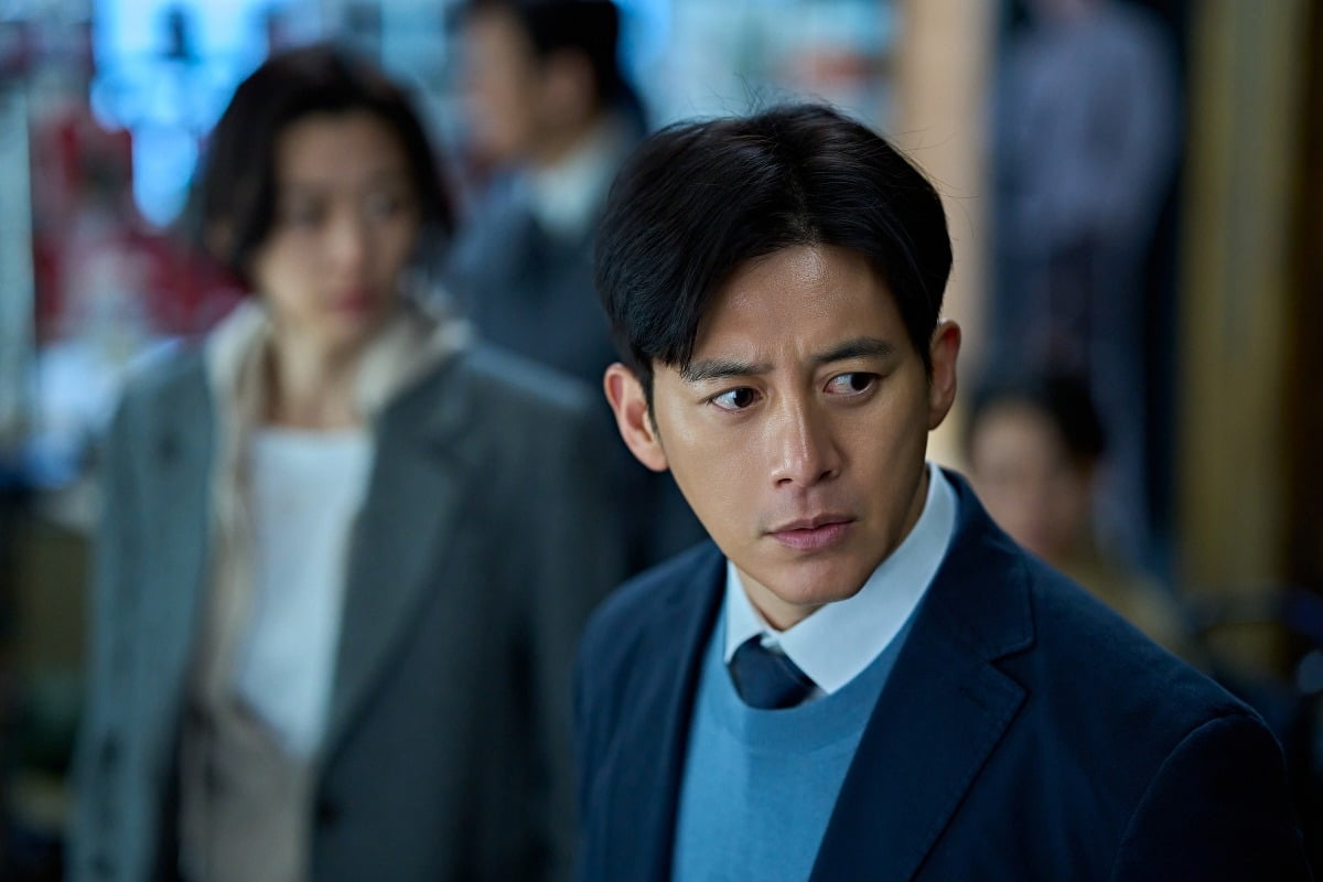 영화 '군체'의 한 장면. 고수가 긴장된 표정으로 무언가를 바라보고 있다. / 사진제공=쇼박스