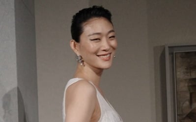 남편이 직접 담은 샤넬쇼 최소라…임산부 아내 힐까지 챙긴 ♥달달함