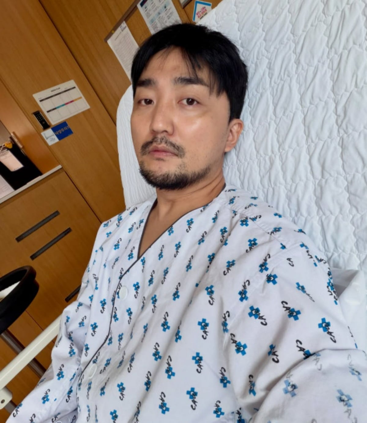방송인 유병재가 병상 위에서 카메라를 응시하고 있다. / 사진=유병재 SNS