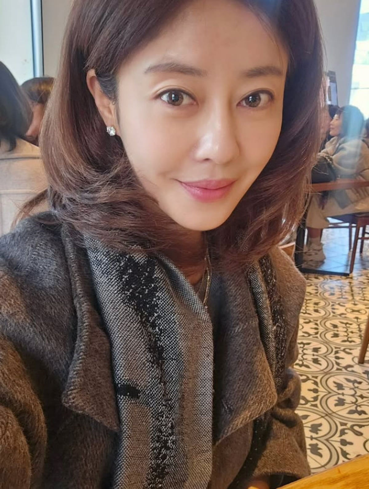 그룹 쥬얼리 출신 이지현이 카메라를 응시하며 미소를 보이고 있다. / 사진=이지현 SNS
