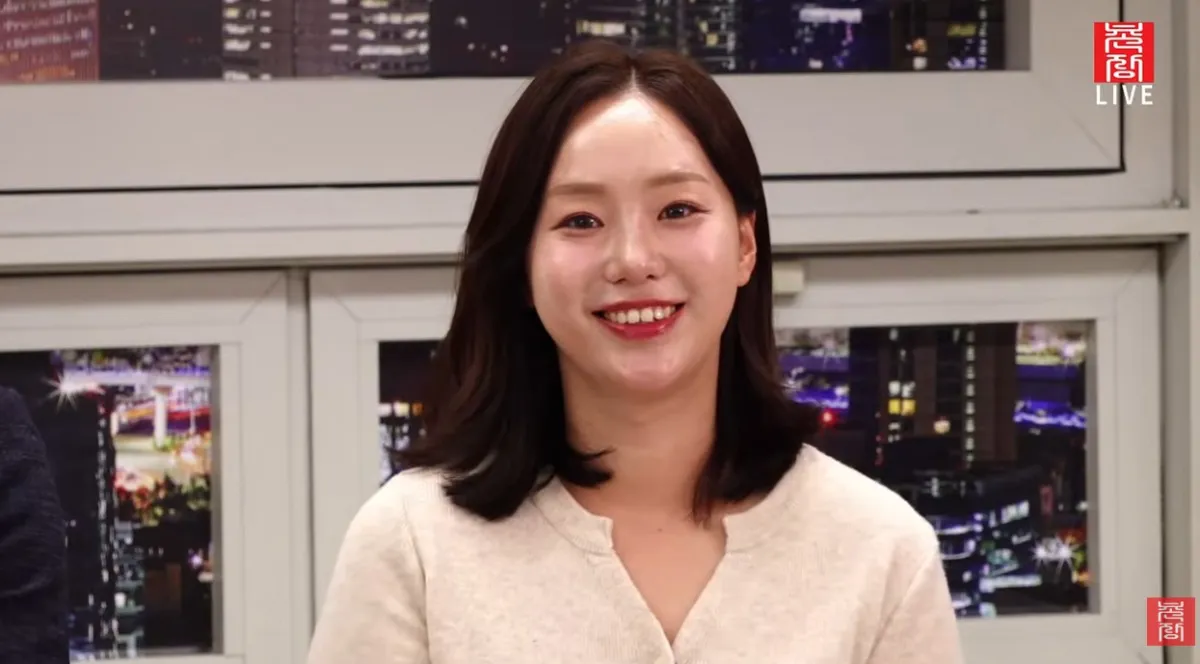 31기 옥순의 라이브 방송 태도를 두고 일부 시청자들의 비판이 이어지고 있다./사진=유튜브 채널 '촌장' 캡처