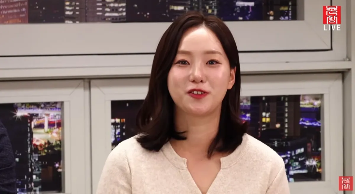 31기 옥순의 라이브 방송 태도를 두고 일부 시청자들의 비판이 이어지고 있다./사진=유튜브 채널 '촌장' 캡처