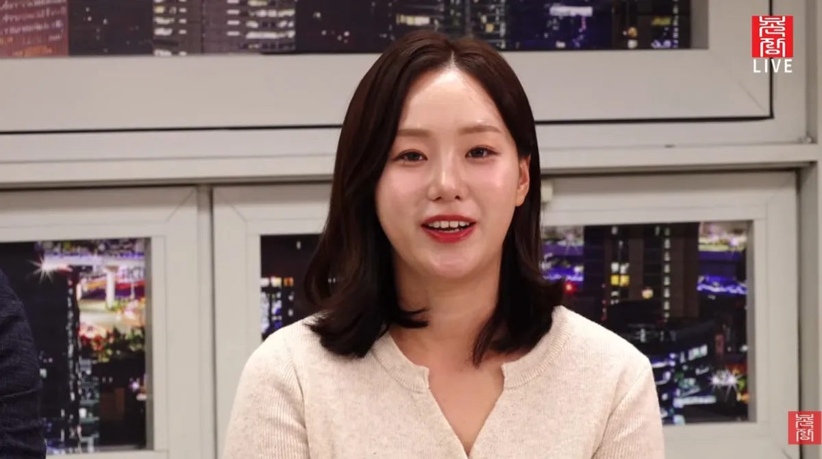 31기 옥순의 라이브 방송 태도를 두고 일부 시청자들의 비판이 이어지고 있다./사진=유튜브 채널 '촌장' 캡처