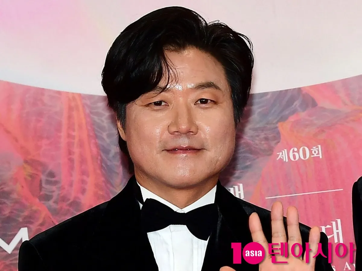 나영석 PD가 공식 행사에 참석해 포즈를 취하고 있다./사진=텐아시아DB