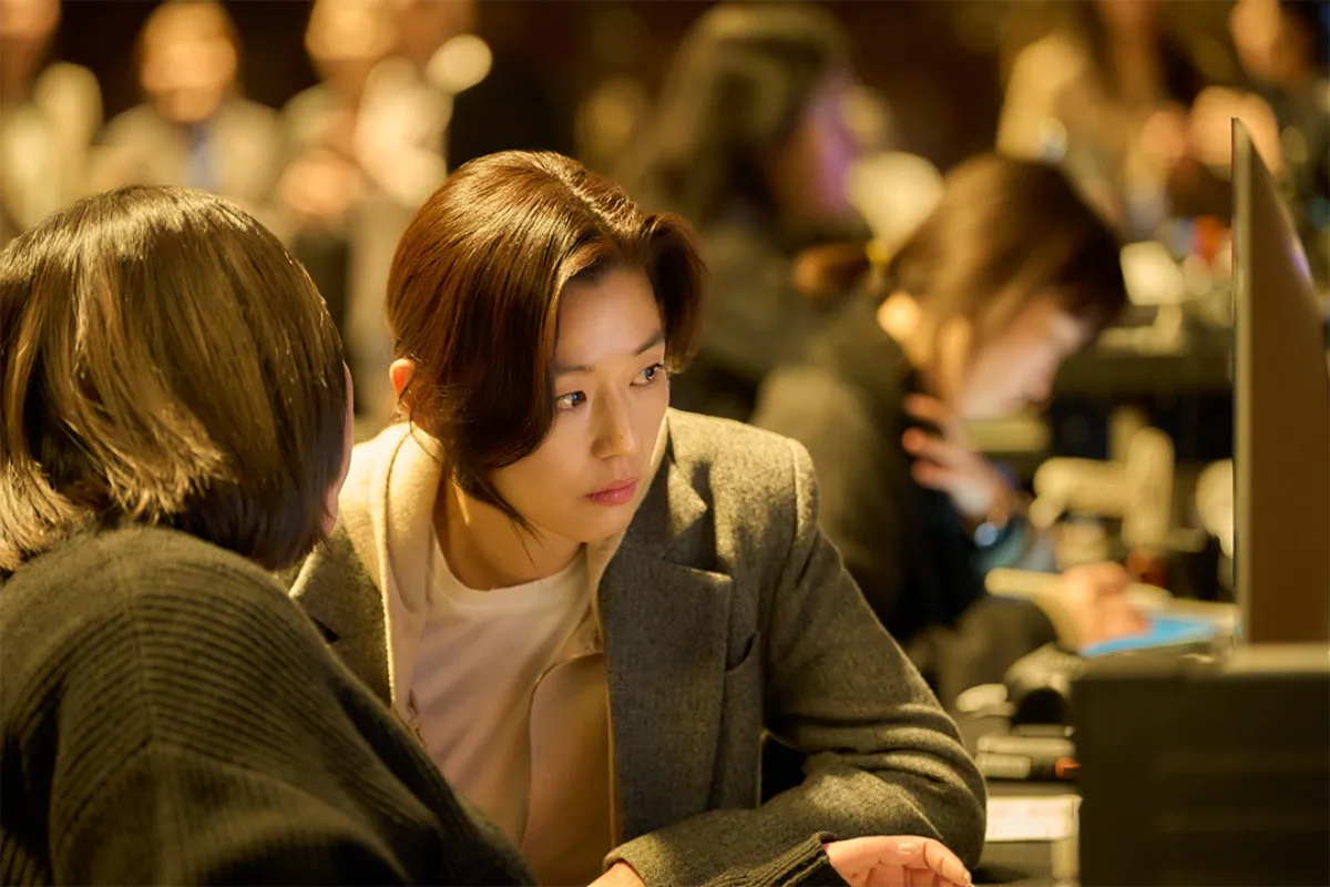 '군체'에 출연하는 전지현이 모니터를 응시하고 있다. / 사진제공=쇼박스