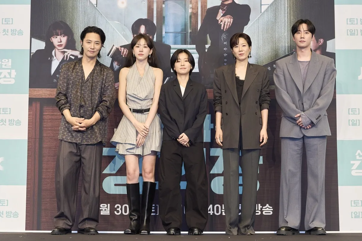 '신입사원 강회장' 진구, 이주명, 고혜진 감독, 전혜진, 이준영이 포즈를 취하고 있다. /사진제공=JTBC