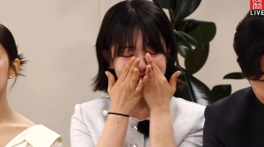 '나는 솔로' 31기에 출연한 영숙이 라이브 방송 중 눈물을 흘렸다. / 사진='촌장엔터테인먼트tv' 유튜브 영상 캡처