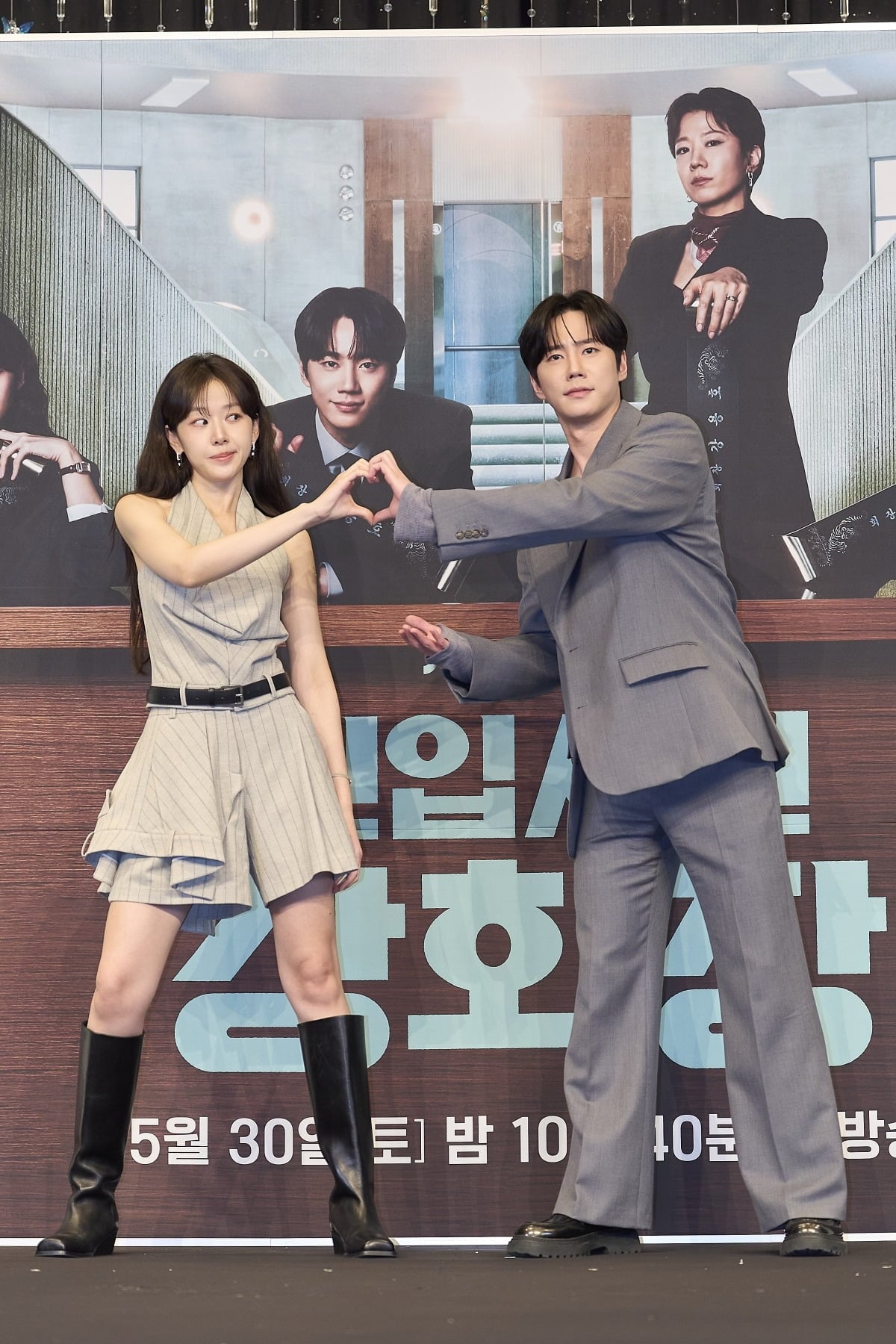 '신입사원 강회장' 이주명, 이준영이 포즈를 취하고 있다. /사진제공=JTBC