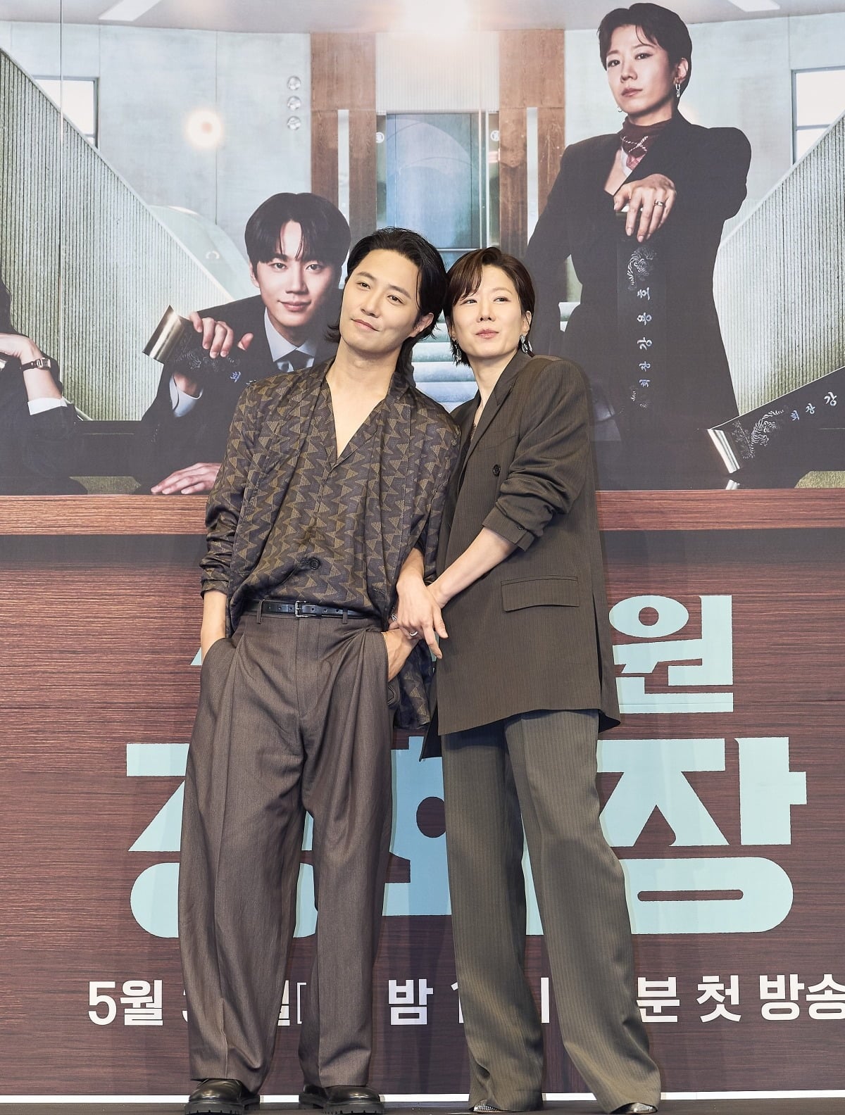 '신입사원 강회장' 진구, 전혜진이 포즈를 취하고 있다. /사진제공=JTBC