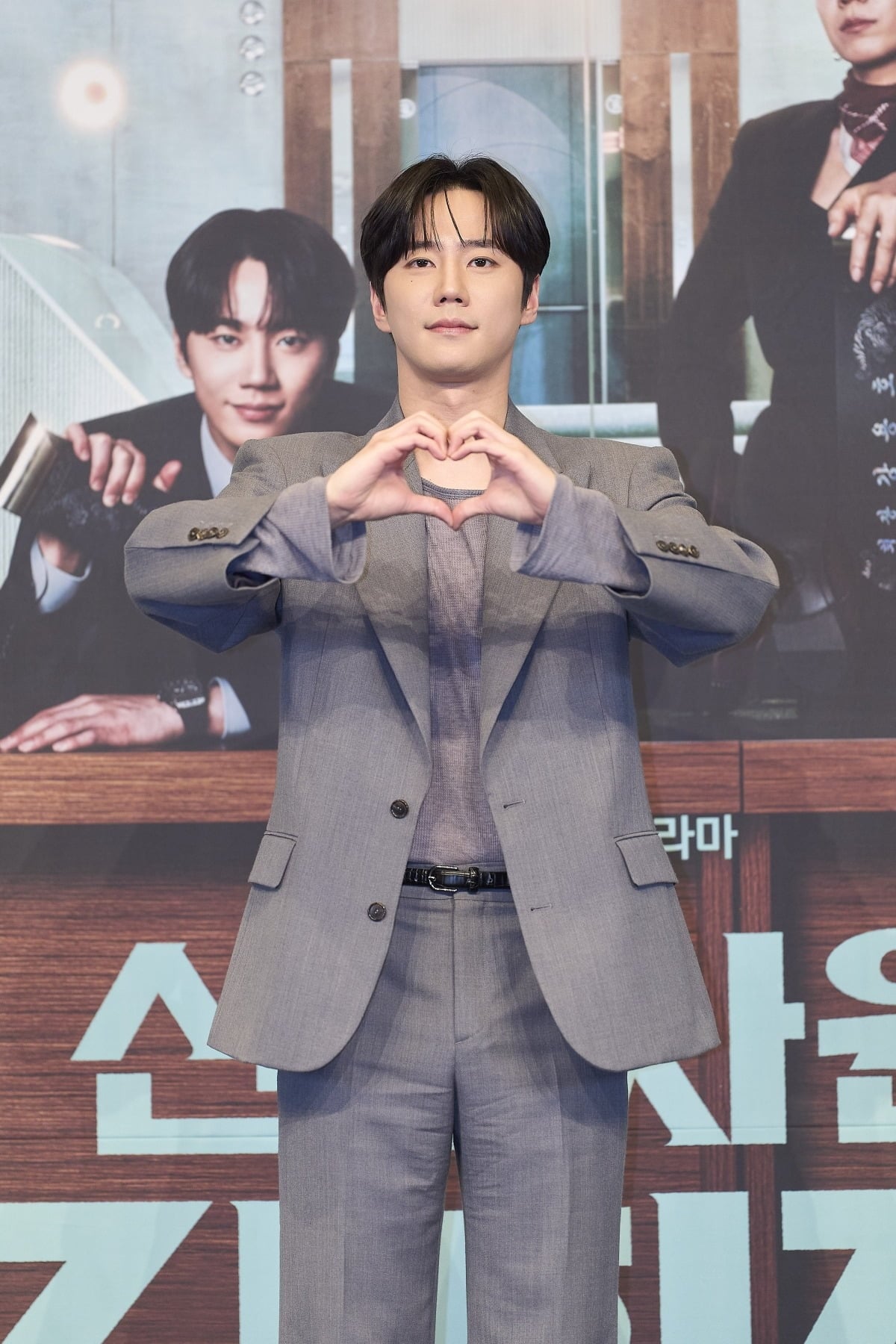 '신입사원 강회장' 이준영이 포즈를 취하고 있다. /사진제공=JTBC