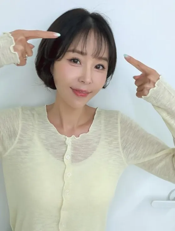 신지가 더 어려진 모습으로 눈길을 끌었다. / 사진=신지 SNS