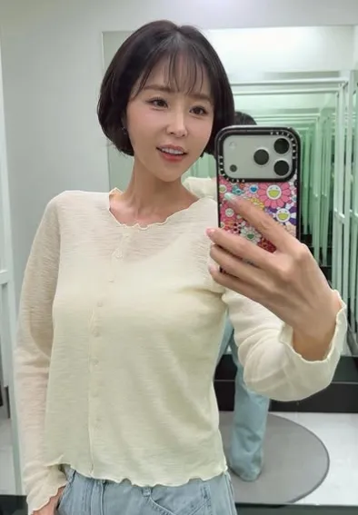 신지가 더 어려진 모습으로 눈길을 끌었다. / 사진=신지 SNS