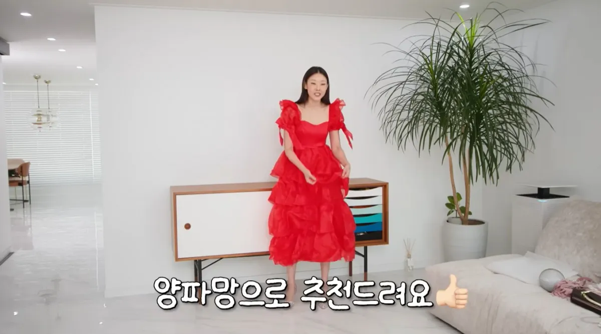 한혜진이 초저가 드레스들을 입고 방구석 패션쇼를 펼쳤다. / 사진='한혜진' 유튜브 영상 캡처