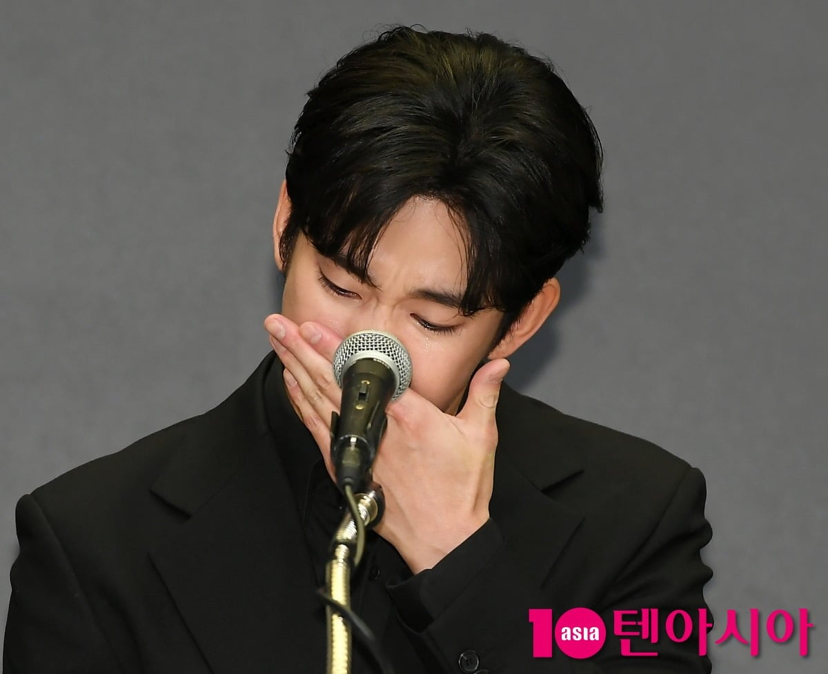 김수현이 공식 석상에서 입장을 밝히고 있다./사진=텐아시아DB
