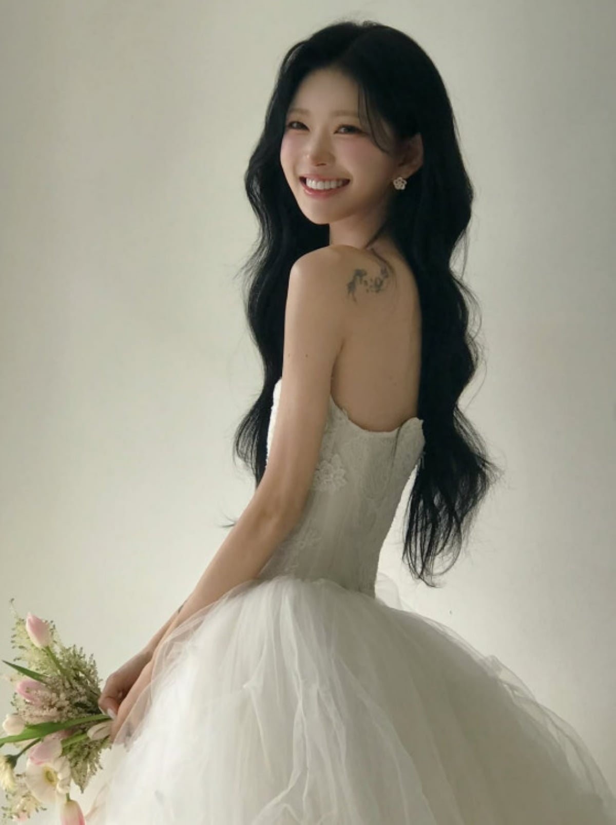 고(故) 최진실 딸 최준희가 웨딩 촬영 중 포즈를 취하고 있다. / 사진=최준희 SNS